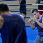 En el Centro de Entrenamiento Olímpico CEO, acompañamos a los seleccionados chilenos de box, encabezados por el medallista panamericano Miguel Véliz, en su preparación al próximo campeonato preolímpico, bjo la atenta mirada del tácnico cubano Jesús Martinez.
19/11/2015
Santiago, Chile
Foto: Max Montecinos/Mindep